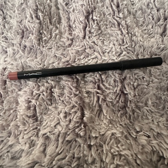MAC Lip Pencil - Picture 1 of 3
